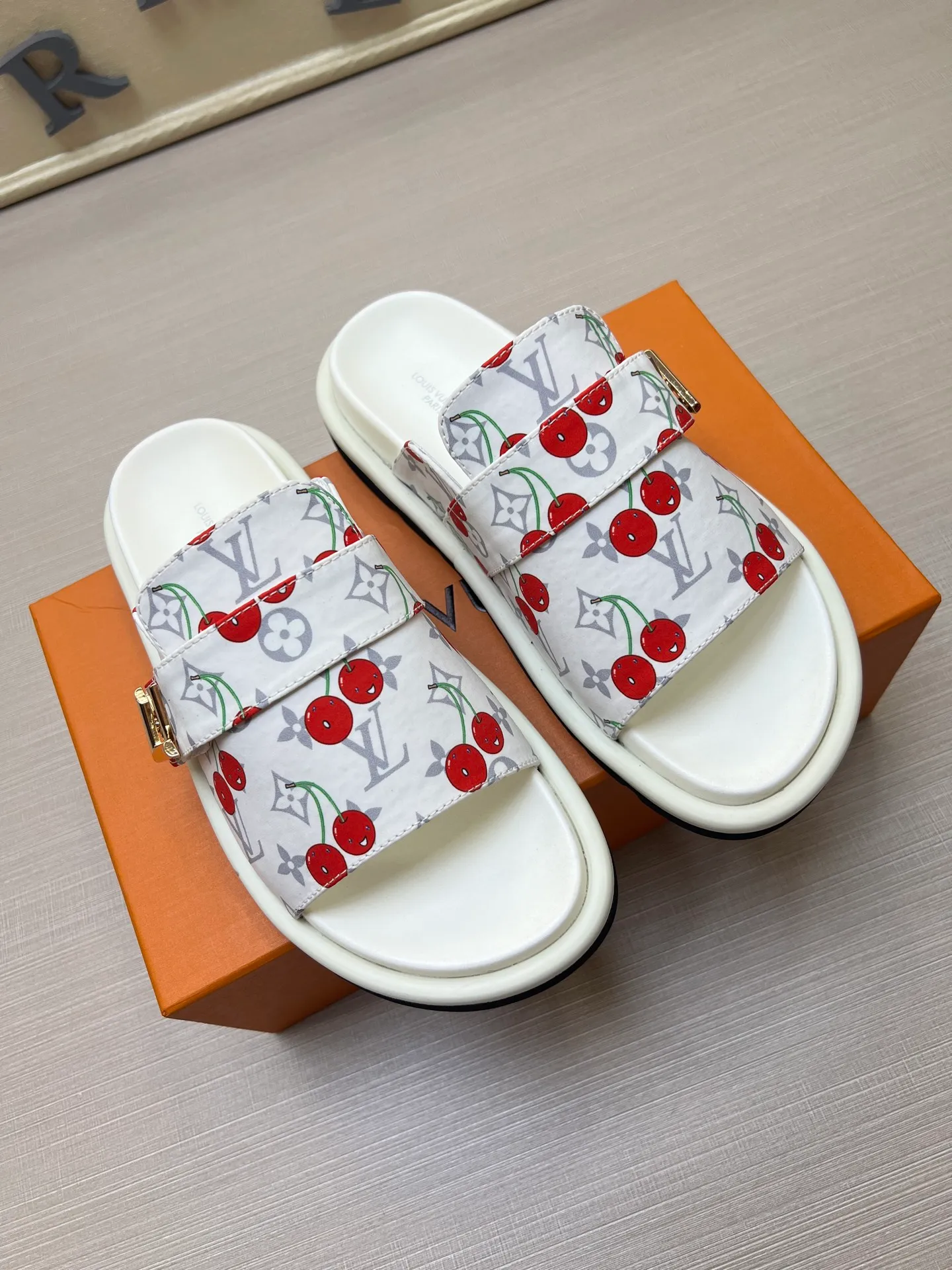 Factory price: 360💰【LOUIS VUITTON】Louis Vuitton, LV printing, men's and women's slippers are on the market, drawer box packaging with cloth bag, card, the upper pattern looks very soft and waxy, super versatile leg slimming artifact. Fabric: imported denim/canvas/old fabric, LV hardware LOGO, official website pattern printing, comfortable to wear, foot pads: high elastic men's shoes💰U water table. Sole: foam sole, heel height: about 5cm. Code number: 35-46, 35, 45, 46 are custom-made and non-returnable. Color: multiple colors and styles available.